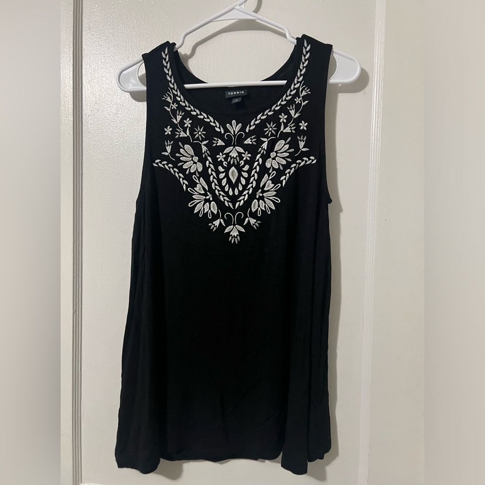 ⚡️5/$25⚡️Torrid Embroidered Tank